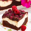 Sernikobrownie z malinami
