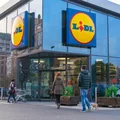 Dziwne automaty w polskich sklepach!? Lidl i Biedronka już je stawiają, a klienci mogą zarobić