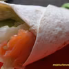 Tortilla z łososiem i awokado
