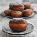 Najlepsze pączki z domową konfiturą wiśniową