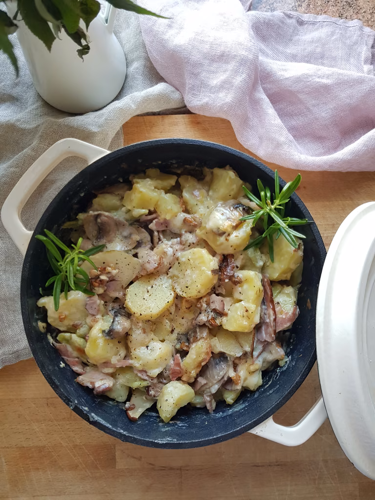 zapiekanka z ziemniakami, pieczarkami, boczkiem i beszamelem