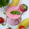Przepyszny koktajl z truskawek i banana <3  Kto się skusi? :)  1 porcja to ok. 159 kcal :)