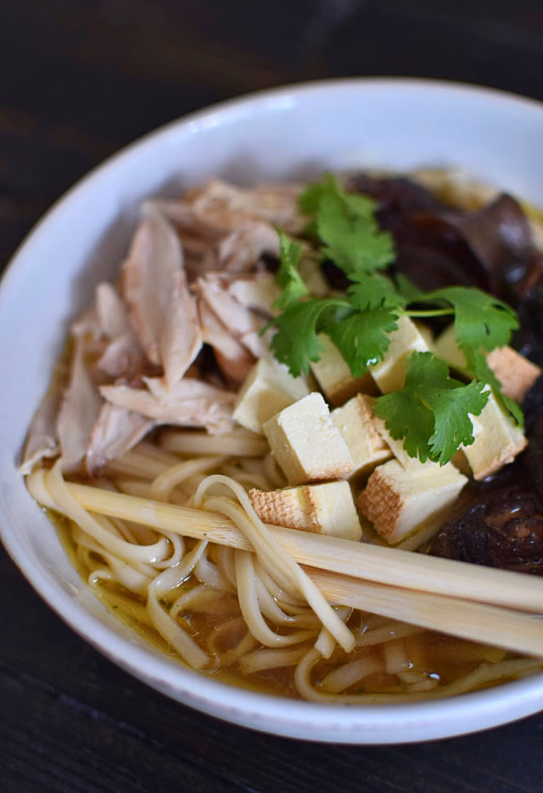 Ramen z kurczakiem i wędzonym tofu
