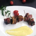 Zapiekane roladki z polędwiczki wołowej otulone boczkiem