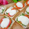 Tosty z mozzarellą, pesto i pomidorem – pyszna przekąska na ciepło