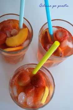 Lemoniada truskawkowa z brzoskwiniami