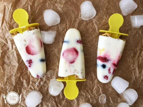 Lody jogurtowe z granolą i owocami sezonowymi