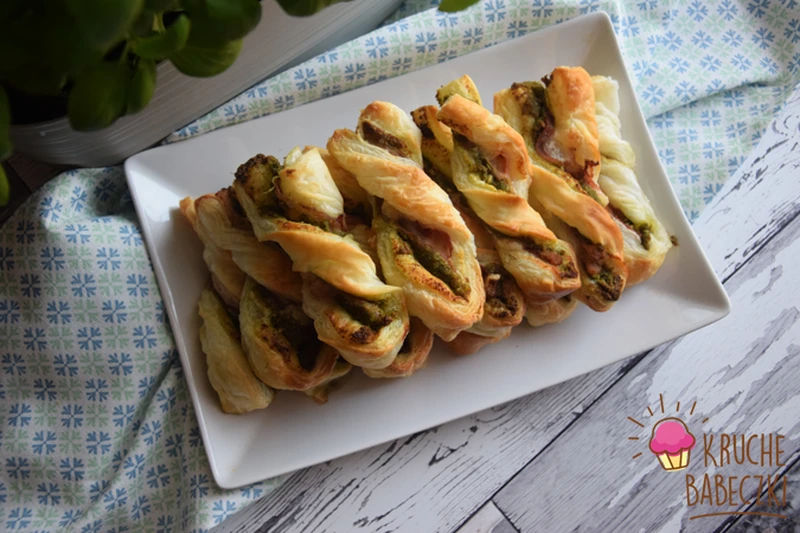 ZAWIJASY Z CIASTA FRANCUSKIEGO Z PESTO I BOCZKIEM