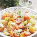 Sałatka z pomidorami, fetą i sosem bazyliowym – Kardamonowy