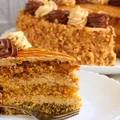 Tort orzechowy z kremem kawowym – idealny balans między słodyczą a aromatem!