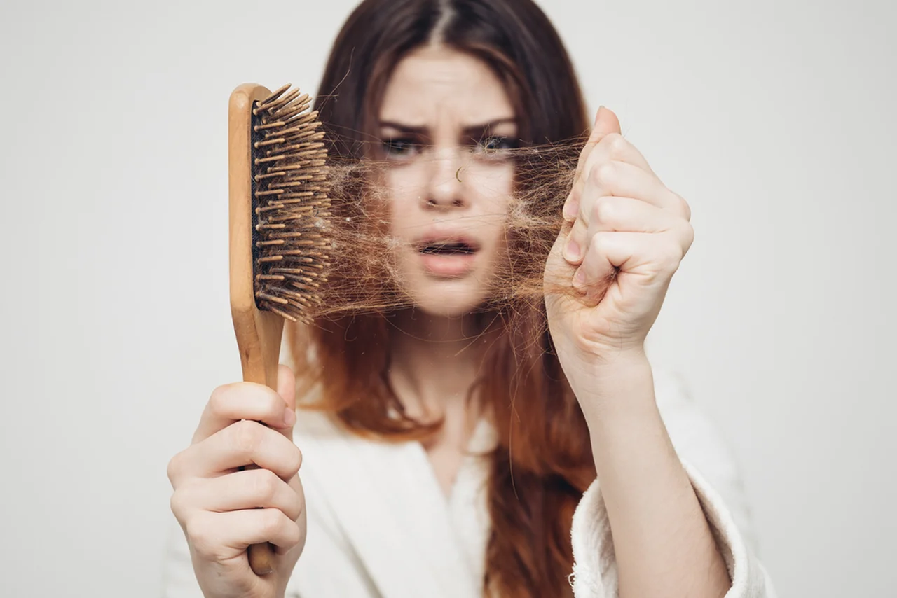 Poznaj sposoby na zahamowanie wypadania włosów