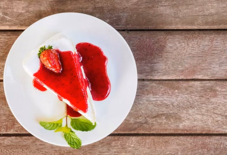 Ciasto ze śmietaną i mascarpone z polewą truskawkową