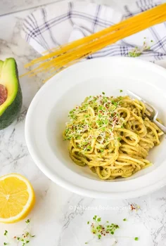 Makaron z pesto z awokado