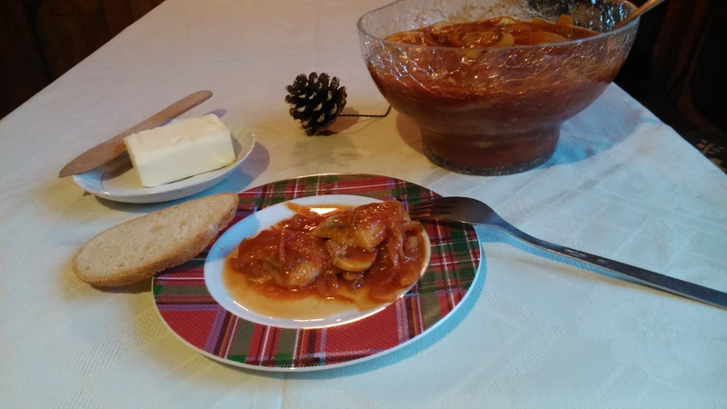 śledzie w sosie pomidorowo-pieczarkowym