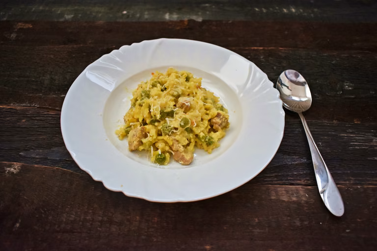 Risotto z szynką, groszkiem w kremowym sosie z serka i parmezanu