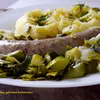 Biała kiełbasa pieczona w porach z jabłkami