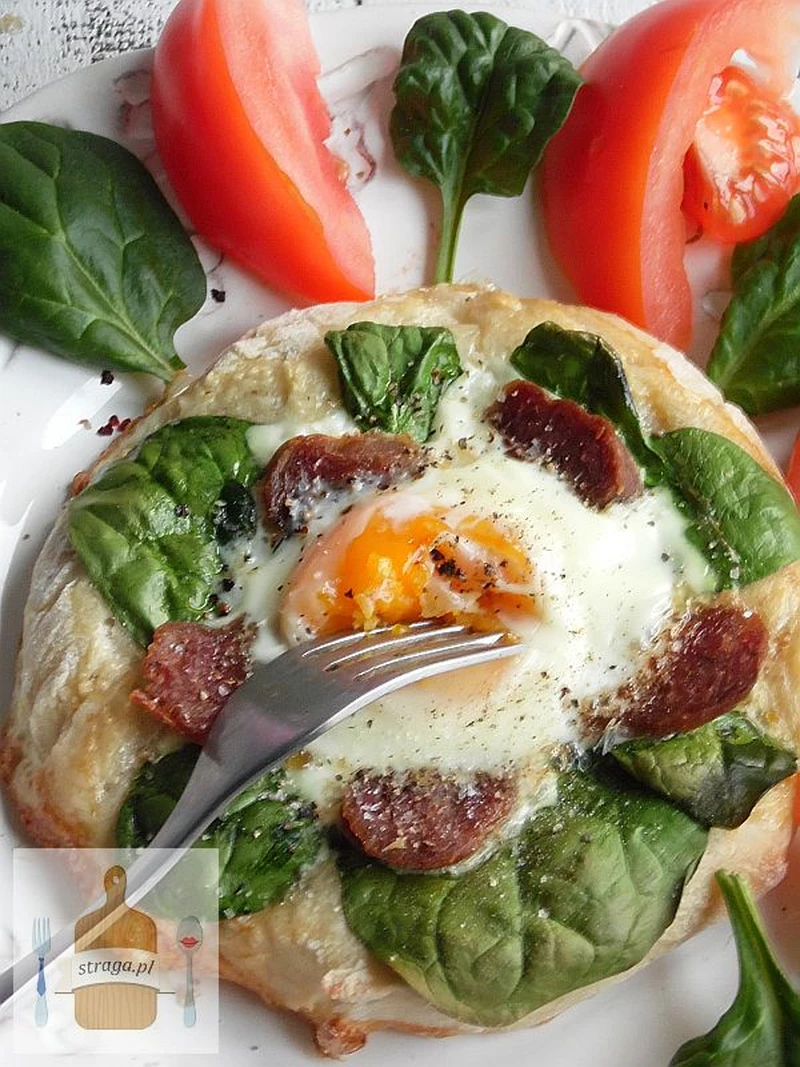 Mini pizza z jajkiem i szpinakiem