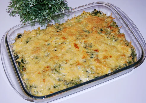 Zapiekanka makronowa ze szpinakiem i jajkami