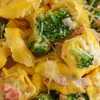 Tortellini z brokułem i boczkiem w 25 minut! Ten przepis to idealne danie dla zabieganych