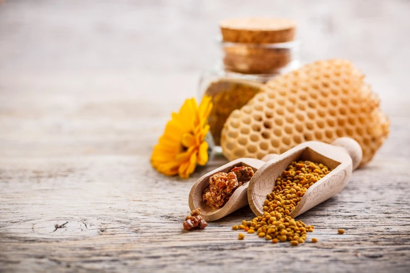 Preparaty pszczele o urodzie z ula: Propolis i pyłek pszczeli - dla zdrowia i urody