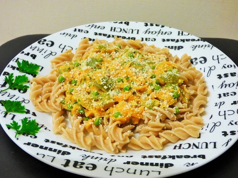 Pełnoziarniste fusilli z marchewką, groszkiem i papryką w sosie śmietanowym