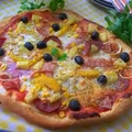 pizza z salami i owocami