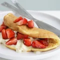 Bardzo puszysty omlet z masą mascarpone i truskawkami