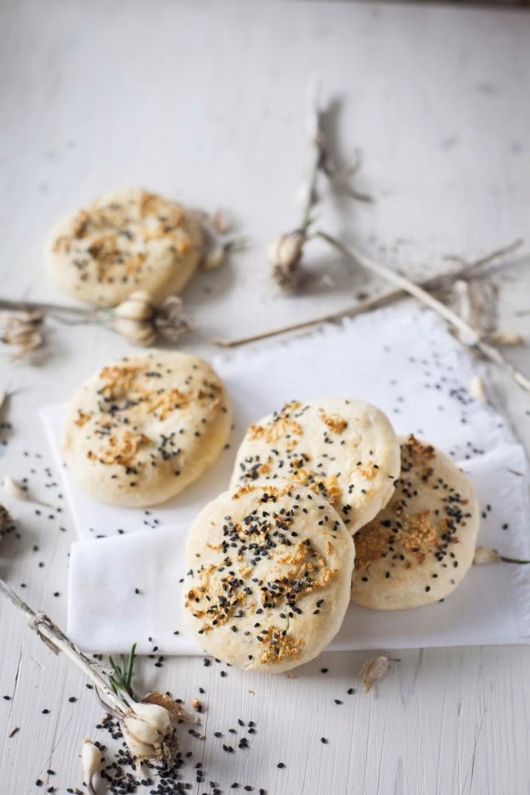 FOCACCIA Z CZARNUSZKĄ I PARMEZANEM