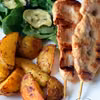 Filet na patyku z pieczonymi ziemniakami oraz sałatką ze szpinaku i cukinii