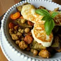 Grillowana sałatka warzywna z kurczakiem i halloumi
