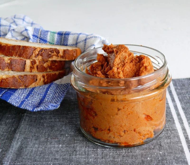PASTA KANAPKOWA Z UDEK KURCZAKA I SUSZONYCH POMIDORÓW