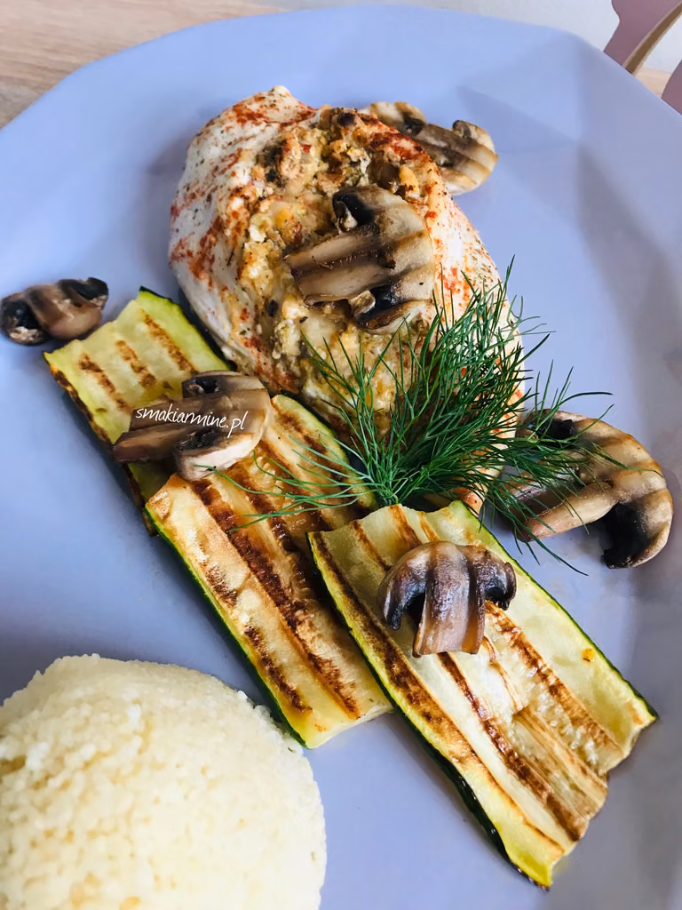 Filet z piersi kurczaka nadziany mieszanką serową i pieczarkami