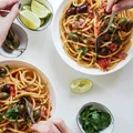 Makaron z szynką parmeńską i oliwkami