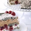 Tort makowy z wiśniami przekładany bitą śmietaną i czekoladą