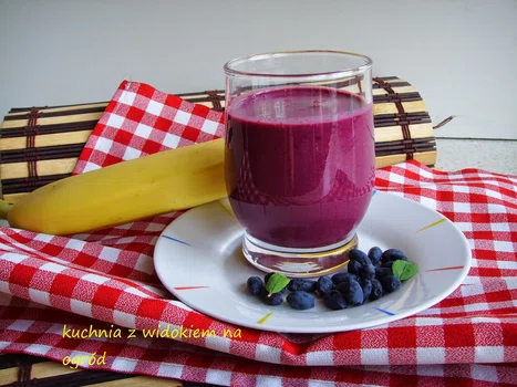 Koktajl z jagody kamczackiej i banana. Pyszny orzeźwiający deser.