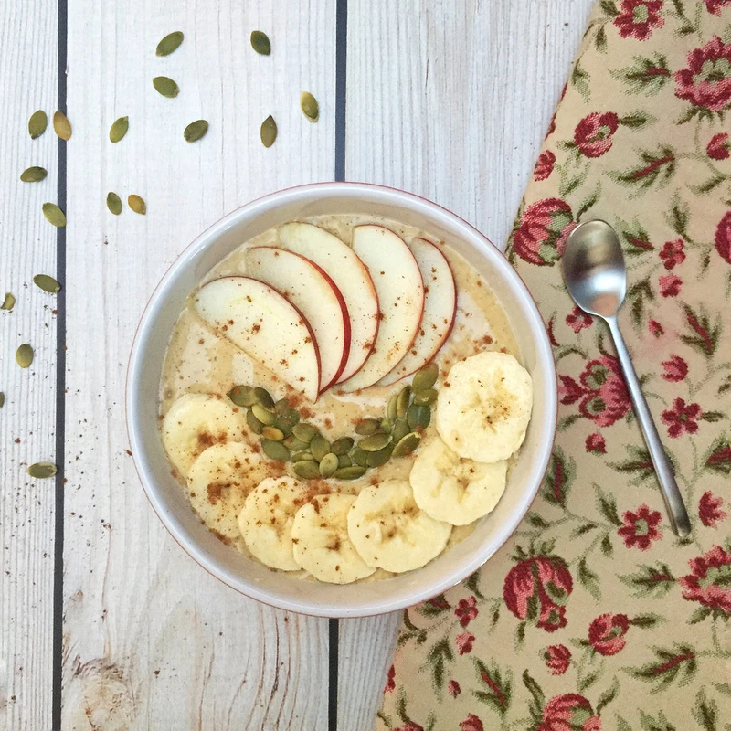 Miska smoothie z bananem, jabłkiem i cynamonem. Smoothie bowl
