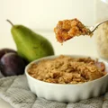 OWOCE POD OWSIANĄ KRUSZONKĄ (OWSIANE CRUMBLE)