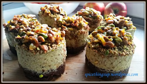 Mini brownie z kremem pistacjowym , glazurą pomarańczową i prażonymi pistacjami