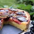 Tarta śliwkowa z kremem budyniowym, mleczkiem kokosowym i tymiankiem