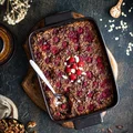 Pieczona owsianka czekoladowa z malinami i czekoladą
