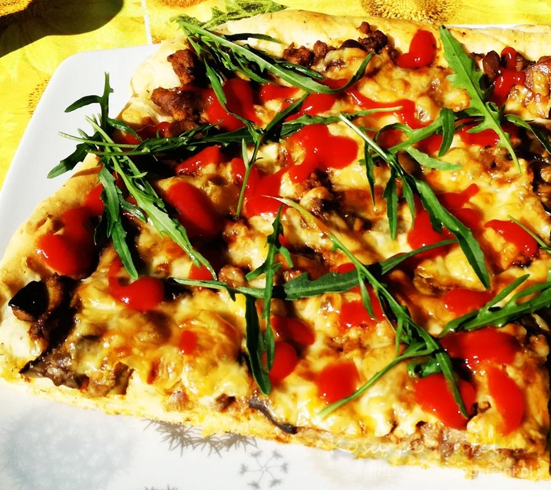 Domowa pizza z grzybami leśnymi i mięsem