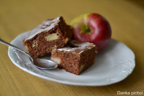 Placek dla początkujących, czyli murzynek z jabłkami.