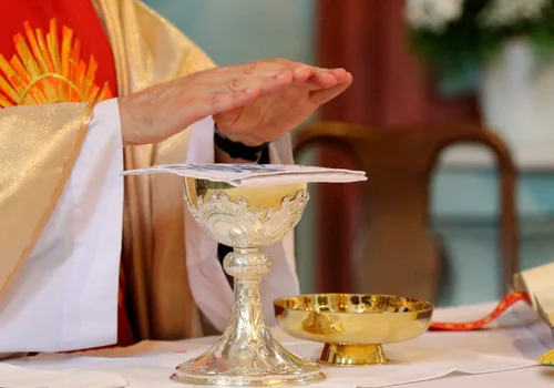 Rewolucyjne zmiany w finansowaniu kościoła! Nowy sposób wzbudza kontrowersje