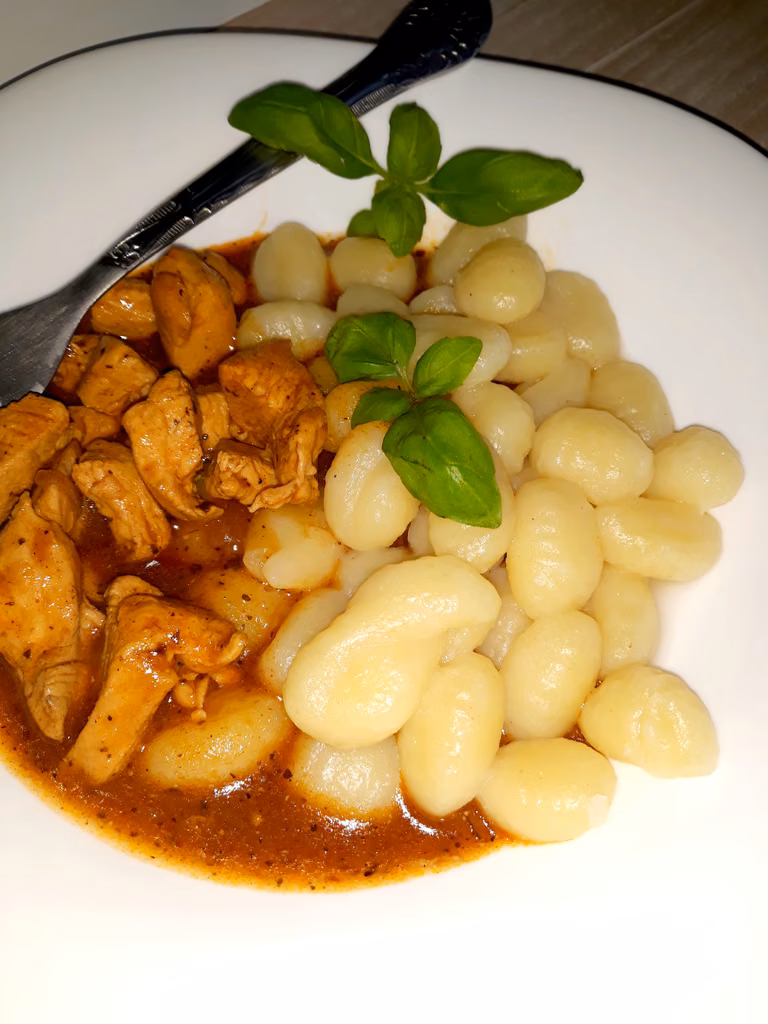 Ziołowo-pomidorowy sos z kurczakiem i kluseczkami (gnocchi)