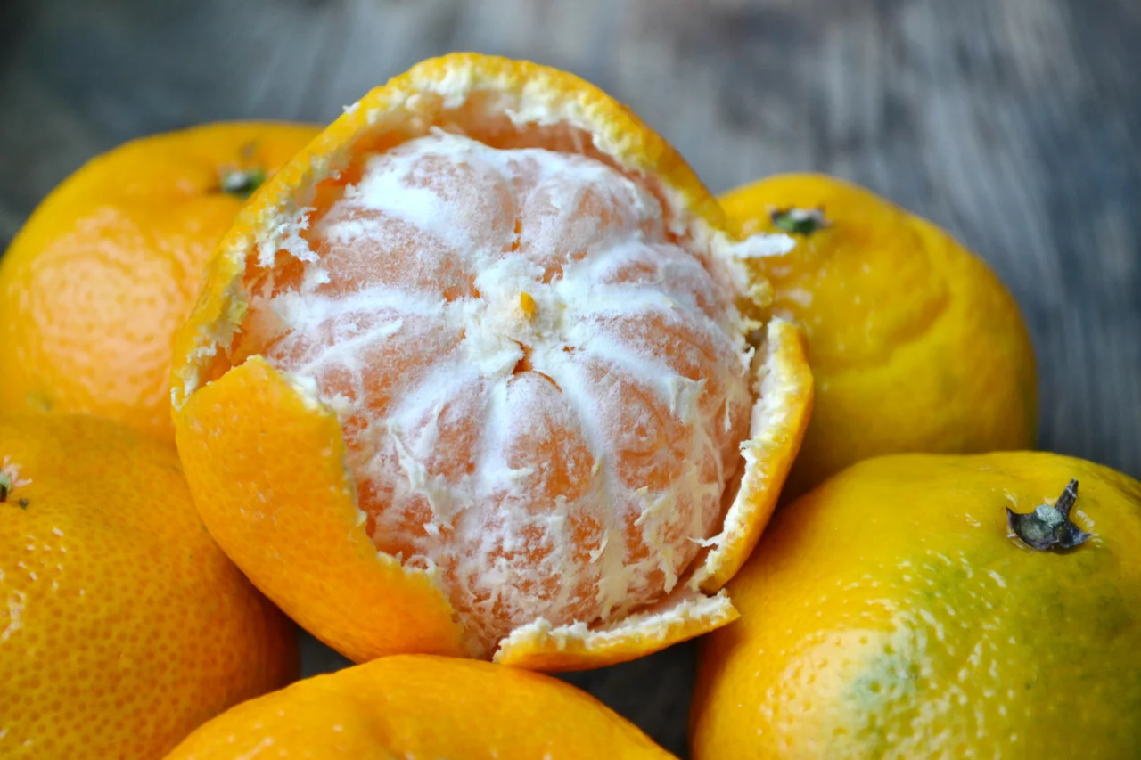 Jak rozpoznać, że pomarańcze i mandarynki są słodkie i  świeże?