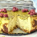 Sernik baskijski pistacjowy