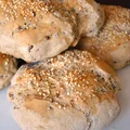 Domowe bułki żytnio-pszenne z siemieniem i sezamem