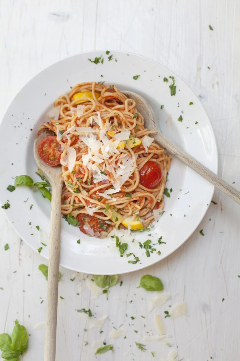 SPAGHETTI Z POMIDORKAMI, KABACZKIEM I PARMEZANEM