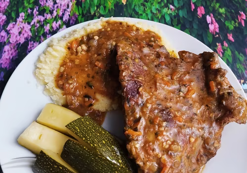 Żeberka duszone w sosie z mąki i warzywach