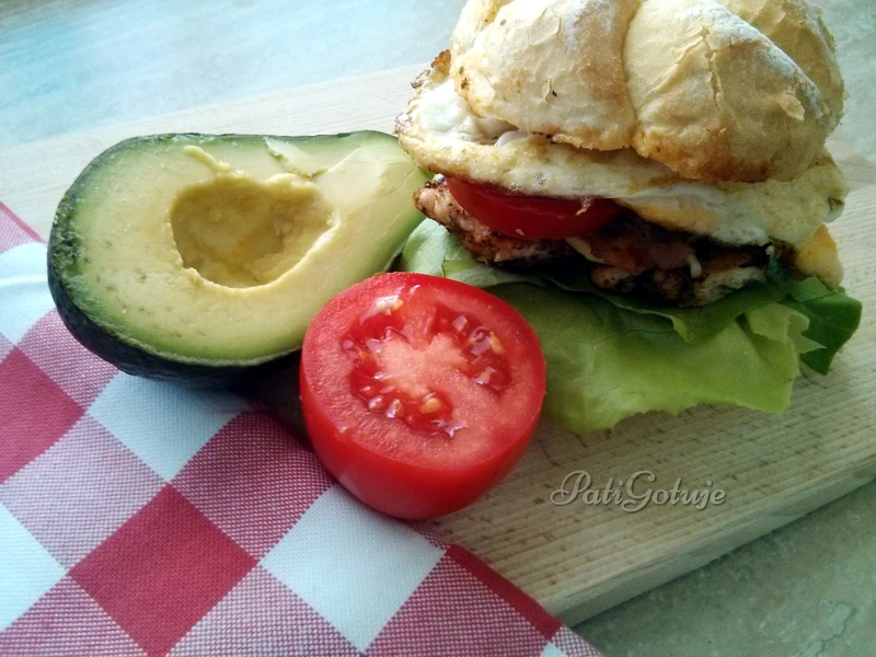 Club sandwich, czyli kanapka klubowa z sadzonym jajkiem